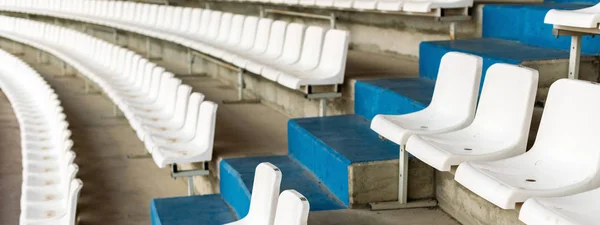 Witte stadion stoelen met trappen. Soccer, voetbal of honkbal St — Stockfoto