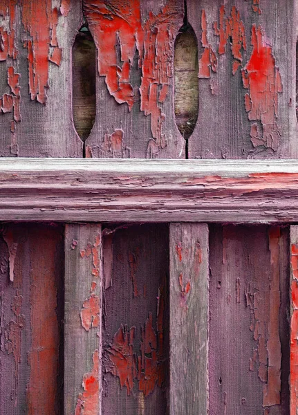 Alter Holzzaun mit abblätternder roter Farbe beschmutzt. abstraktes Design — Stockfoto