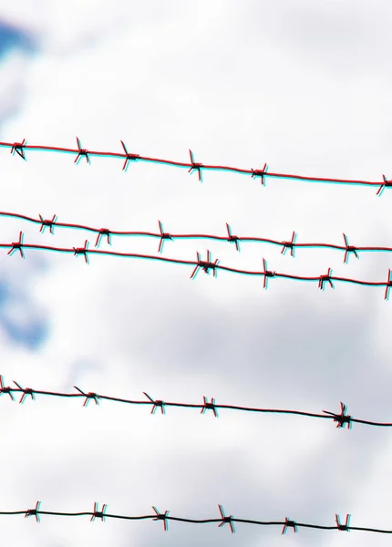 Taggtråd på landsgränsen. Barbwire på staket för förbud — Stockfoto