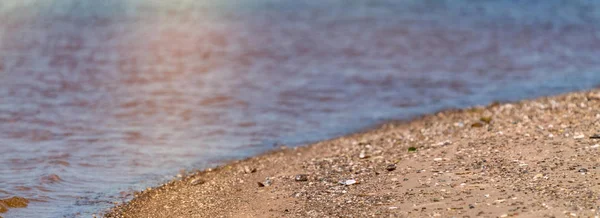 Altın ile tuz denizi ve yaz kıyısı için güzel sahil manzarası — Stok fotoğraf