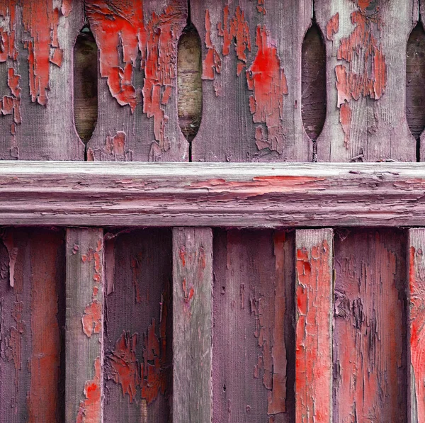 Oude houten hek vervuild met peeling rode verf. Abstract ontwerp — Stockfoto