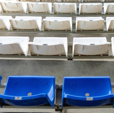Stadyum koltukları, mavi ve beyaz renk. Futbol, futbol veya basebal