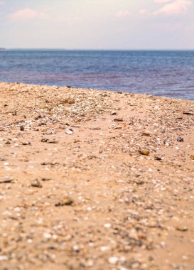 Altın deniz kumu ile güzel sahil yaz sahili. Açık havada dinlenmek