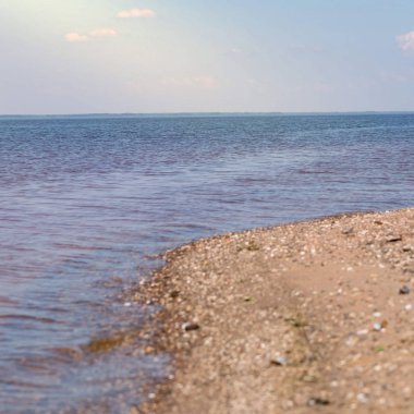 Altın deniz kumu ile güzel sahil yaz sahili. Açık havada dinlenmek