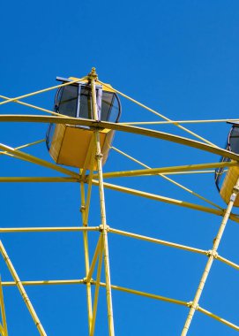 Sarı kabinli dönme dolap. Şehirde Gladness eğlence 