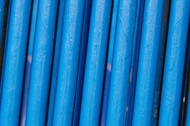 Bir sürü eski mavi boru. Farklı endüstri yollarında kullanılan boru hattı: g