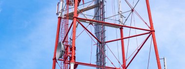 Parabolik anten ve uydu anteni ile 4g Tv radyo kulesi. Kardeşim