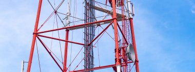 Parabolik anten ve uydu anteni ile 4g Tv radyo kulesi. Kardeşim