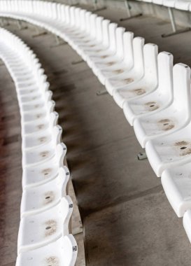 Beyaz kirli stadyum koltukları. Futbol, futbol veya beyzbol stadyumu 