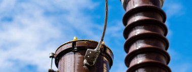 Yüksek gerilimli polimer seramik yalıtkan. Tehlikeli elektrik 