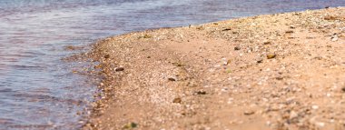 Altın ile tuz denizi ve yaz kıyısı için güzel sahil manzarası