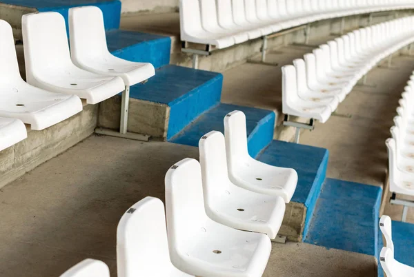 Witte stadion stoelen met trappen. Soccer, voetbal of honkbal St — Stockfoto