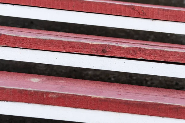 Trä steg, röd och vit färg. Ny utomhus modern design på — Stockfoto