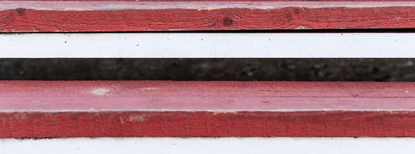 나무 계단, 빨간색과 흰색 색상입니다. 새로운 아웃 도어 모던 디자인 — 스톡 사진