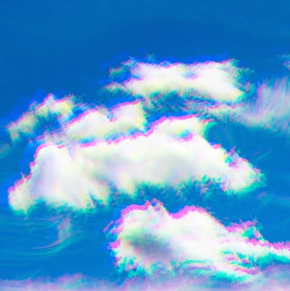 Cielo azul nubes cúmulos. Efecto de fallo técnico. Nubosidad clara en el sol — Foto de Stock