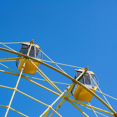 Sarı kabinli dönme dolap. Şehirde Gladness eğlence 