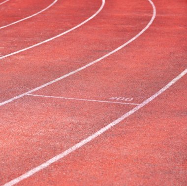 Koşu ve atletizm müsabakaları için stadyum pisti. Yeni synthe
