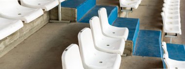 Merdivenli beyaz stadyum koltukları. Futbol, futbol veya beyzbol st