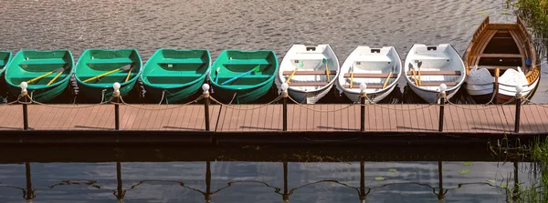 Pier with rowing boats for romantic river walk or fishing. Rowbo — Stock Photo, Image