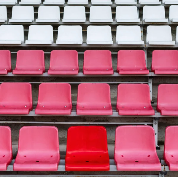 Stadion Stoelen, een zetel onderscheidt zich in rode kleur. Voetbal, footbal — Stockfoto