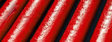 Bir sürü eski kırmızı boru. Farklı endüstri yollarında kullanılan boru hattı: ga