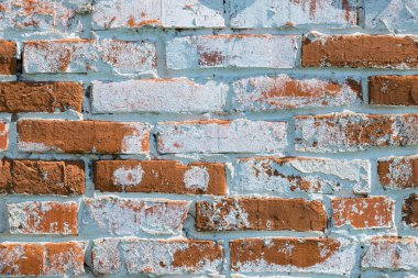 Kırmızı ve beyaz tuğla ile eski tuğla duvar. Avrupa çatı tasarım