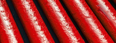 Bir sürü eski kırmızı boru. Farklı endüstri yollarında kullanılan boru hattı: ga