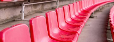 Yağmurdan sonra kırmızı stadyum koltukları. Futbol, futbol veya beyzbol stadi
