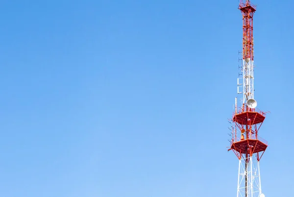 Torre radio TV 4G con antenna parabolica e parabola satellitare. Fratello — Foto Stock