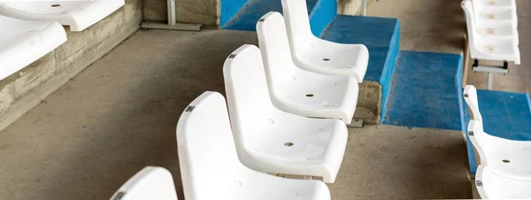 Witte stadion stoelen met trappen. Soccer, voetbal of honkbal St — Stockfoto