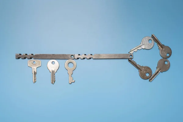 Un mucchio di chiavi a forma di grande concetto chiave. Diversi tipi di chiavi antiche e nuove. Chiavi di sicurezza e casseforti per la sicurezza della proprietà e la protezione della casa . — Foto Stock