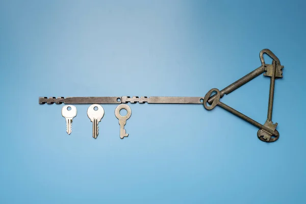 Büyük anahtar konsepti şeklinde anahtardemet. Farklı antika ve yeni anahtar türleri. Kapı kilit anahtarları ve mülkiyet güvenliği ve ev koruması için kasalar. — Stok fotoğraf
