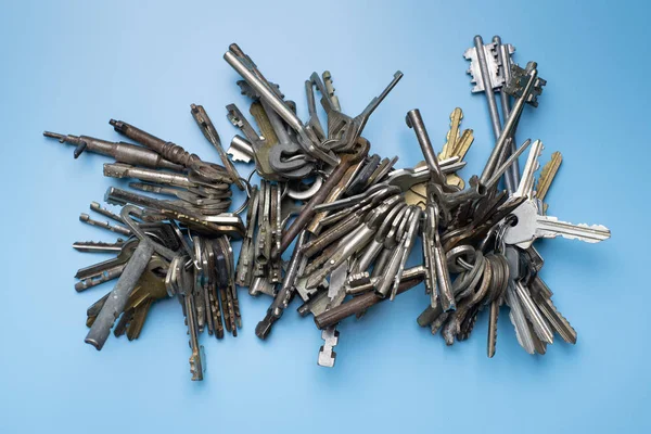 Çilingir için bir sürü anahtar. Mavi arka planda anahtar lar ayarlayın. Antika ve modern anahtarlar koleksiyonu. — Stok fotoğraf