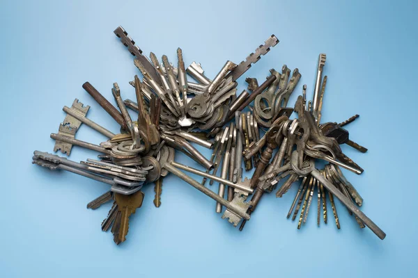 Csomó kulcsok Lakatos. Állítsa be a kulcsokat a kék háttér. Antik és modern kulcsok gyűjteménye. — Stock Fotó