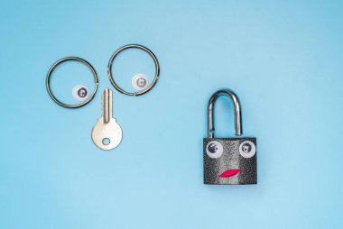 Komik anahtar ve kilit kavramı, kopyalama alanı. Evinizin veya iş ofisinizin güvenlik sistemini kontrol edin. Hırsız karşıtı kilit. Mavi arka plan.