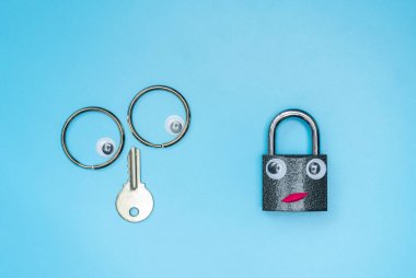 Komik anahtar ve kilit kavramı, kopyalama alanı. Evinizin veya iş ofisinizin güvenlik sistemini kontrol edin. Hırsız karşıtı kilit. Mavi arka plan.