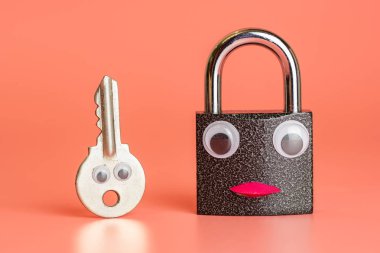 Anahtar ve kilit güvenlik komik kavram. İş bilgilerinin hackleme veya ev ve ofis için bir güvenlik sistemi seçimine karşı korunması.