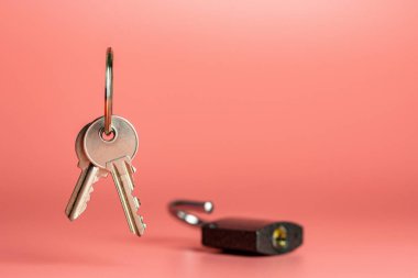 Anahtarlar ve açık asma kilit güvenlik hack konsepti, kopya alanı. Evde veya ofiste en iyi güvenlik sistemi seçimi. Bilgi altyapısı nın korunması.