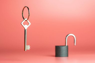 Açık asma kilit, kopyalama alanı ile anahtarlık anahtarı. Güvenlik ve gizlilik verileri anti hırsız kavramı, araba evi.