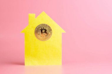 Bitcoin, konsept, fotokopi alanı için gayrimenkul satın almak veya satmak. Kripto para yatırımı ve ev sahibine modern ödeme.