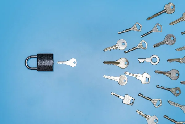 Η ιδέα της συλλογής κλειδιών. Κλειδαριά και διαφορετικά αντίκες και νέα κλειδιά, μπλε φόντο. Προστασία των επιχειρήσεων και της κατοικίας, ασφάλεια ακινήτων. — Φωτογραφία Αρχείου