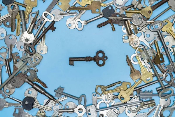 Πλήκτρα με vintage κλειδί στη μέση, μπλε φόντο. Κλειδιά κλειδαριάς πόρτας και χρηματοκιβώτια για ασφάλεια ακινήτων και προστασία σπιτιού. Διαφορετικοί αντίκες και νέοι τύποι κλειδιών. — Φωτογραφία Αρχείου