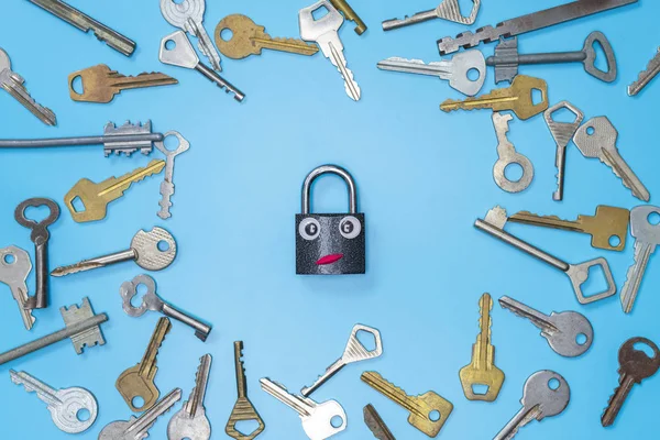 Anahtarlar komik kilit kavramı, mavi arka plan ile ayarlayın. Ev ve iş için en iyi güvenlik sistemi seçimi. Kapı kilit anahtarları ve mülkiyet güvenliği ve ev koruması için kasalar. — Stok fotoğraf
