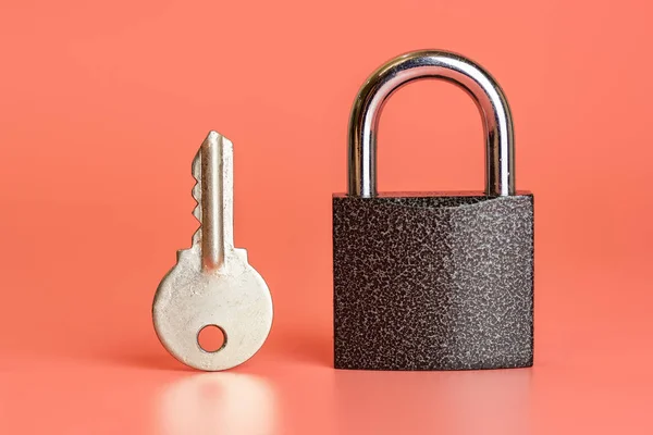 Sleutel en gesloten hangslot beveiliging Hacking concept. Het kiezen van het beste beveiligingssysteem thuis of op kantoor. Bescherming van informatie-infrastructuur. — Stockfoto