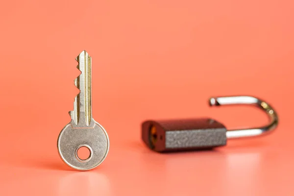 Clé et cadenas ouvert concept de piratage de sécurité. Choisir le meilleur système de sécurité à la maison ou au bureau. Protection des infrastructures d'information . — Photo