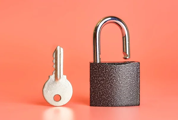 Sleutel en open hangslot Security Hacking concept. Het kiezen van het beste beveiligingssysteem thuis of op kantoor. Bescherming van informatie-infrastructuur. — Stockfoto