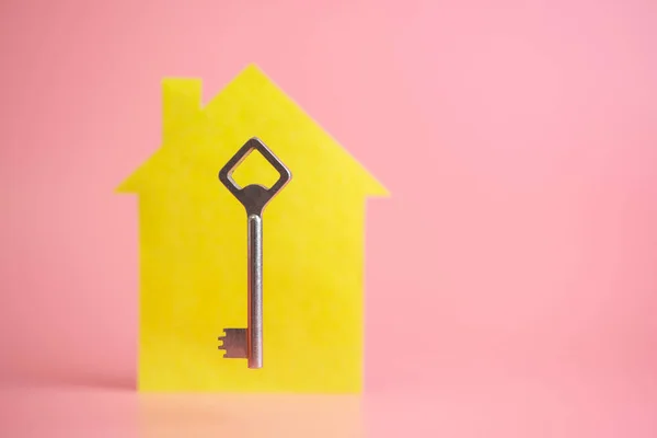 Kulcs az új lakás vagy ház, vételi vagy eladási koncepció. Landlord bérelt ingatlan. Házcsere szolgáltatás. — Stock Fotó