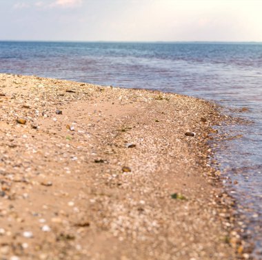 Altın ile tuz denizi ve yaz kıyısı için güzel sahil manzarası