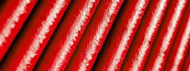 Bir sürü eski kırmızı boru. Farklı endüstri yollarında kullanılan boru hattı: ga