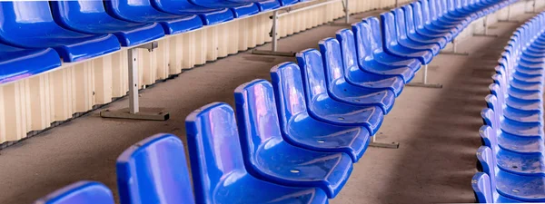 Blaue Stadionsitze. Fußball-, Fußball- oder Baseball-Stadiontribüne — Stockfoto